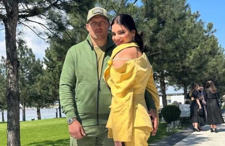 Жена Александра Усика поделилась архивными фото в честь годовщины их свадьбы