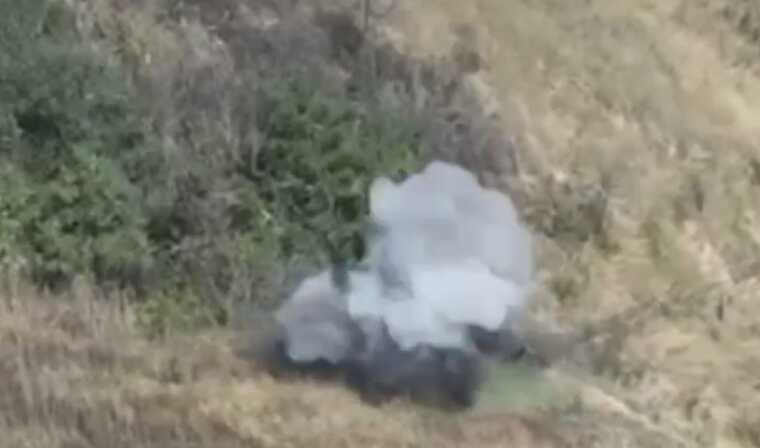 Уцілілий ворожий мінометник тікає з позиції, в яку влучив український дрон