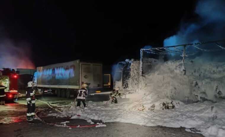 "Ми пережили жах": очевидці показали автобус, у який влучили уламки російських дронів