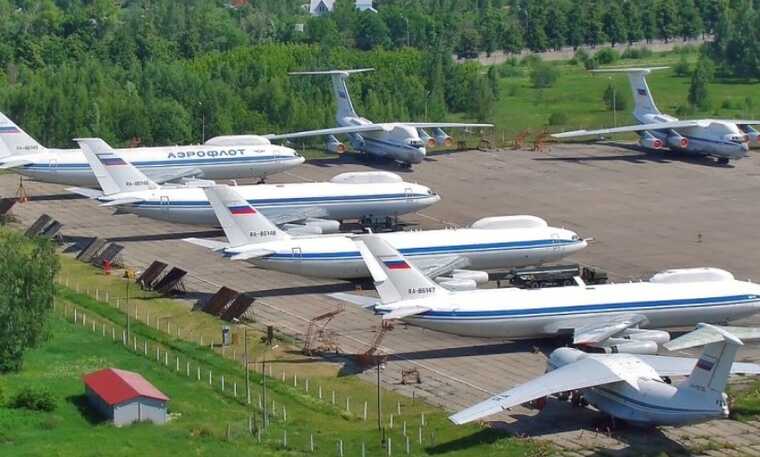 Відтягнули подалі: ЗМІ опублікували фото аеродрому "Чкаловського", з якого зникли три літаки
