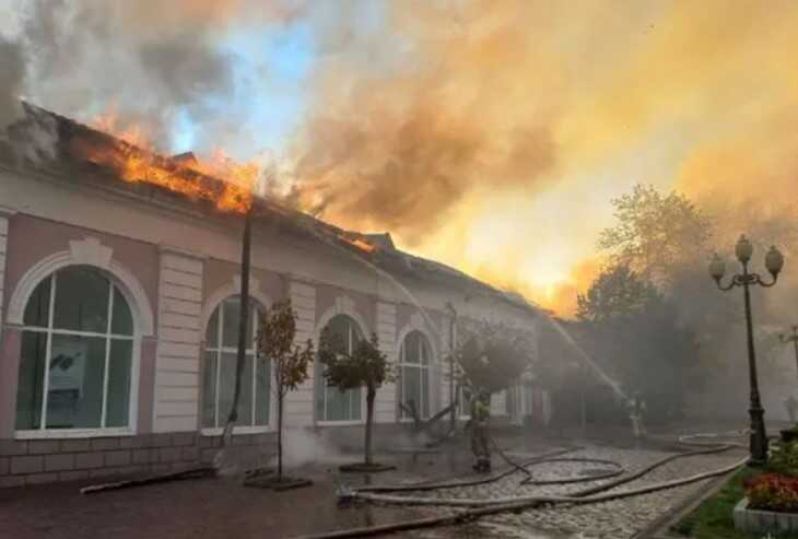 В российском Ейске вспыхнул мощный пожар, горит здание банка