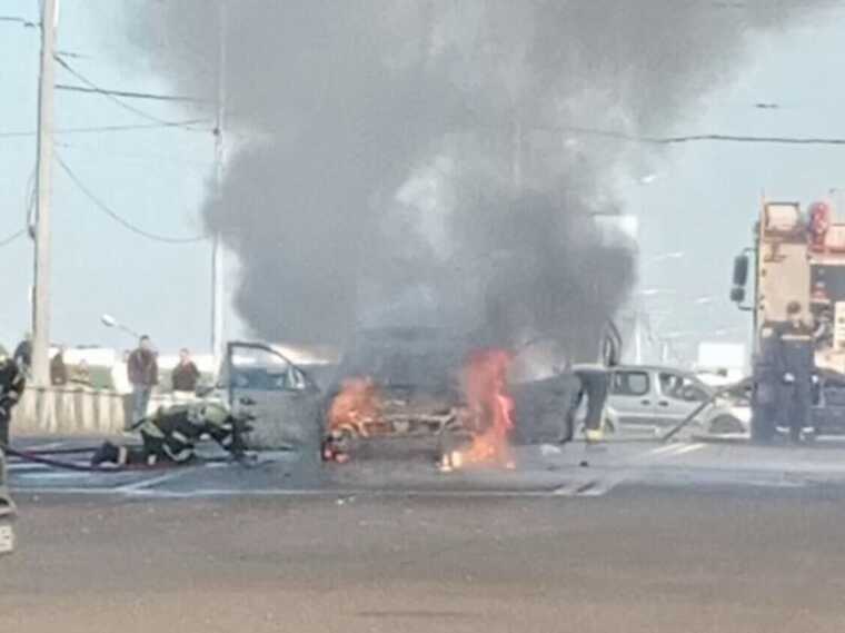 У Києві на Троєщині під час руху загорівся легковик