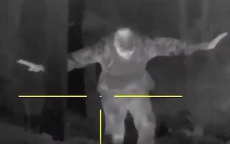 Більш як десять окупантів підняли руки догори під прицілом українського снайпера