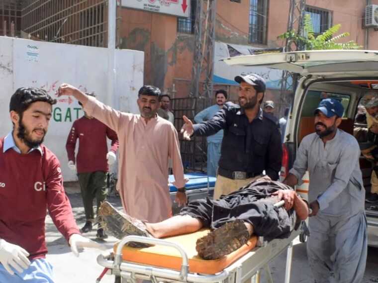 У Пакистані терорист-смертник влаштував вибух біля мечеті: 50 людей загинуло, багато поранених