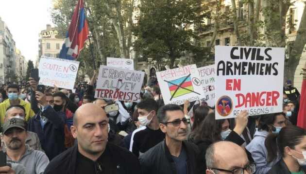 У Марселі відбувся мітинг на підтримку вірменів, змушених втікати з Нагірного Карабаху