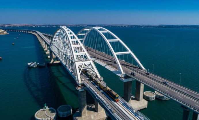 Окупанти призупинять автомобільний рух Кримським мостом на 9 годин