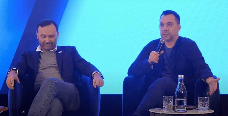 "Слава Україні" звучить як дресирування: Арестович потрапив у новий скандал