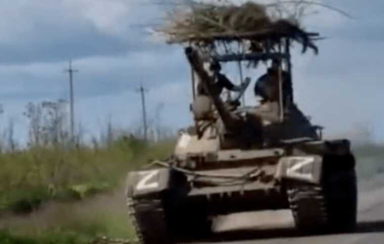 ЗС РФ приварили двометровий "мангал" із гілками на старий танк Т-54Б