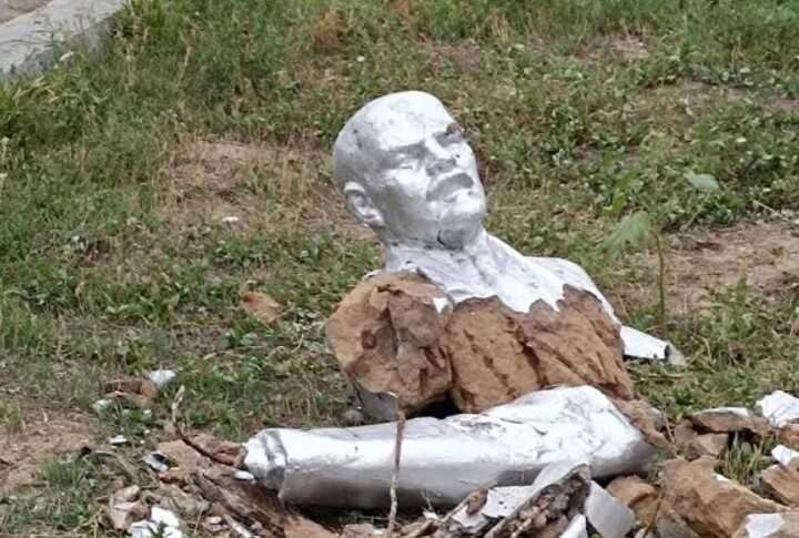 У російській Астрахані невідомі влаштували народну декомунізацію: знесли пам’ятник Леніну