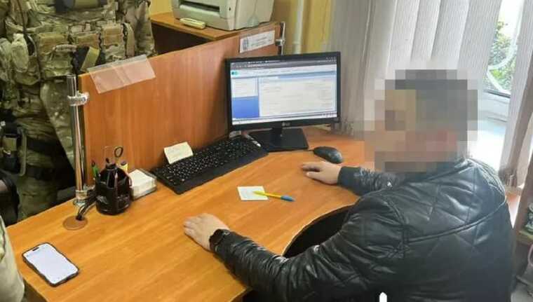 Податківцю з Кременчука світить 5 років: Допомагав призовникам уникати мобілізації