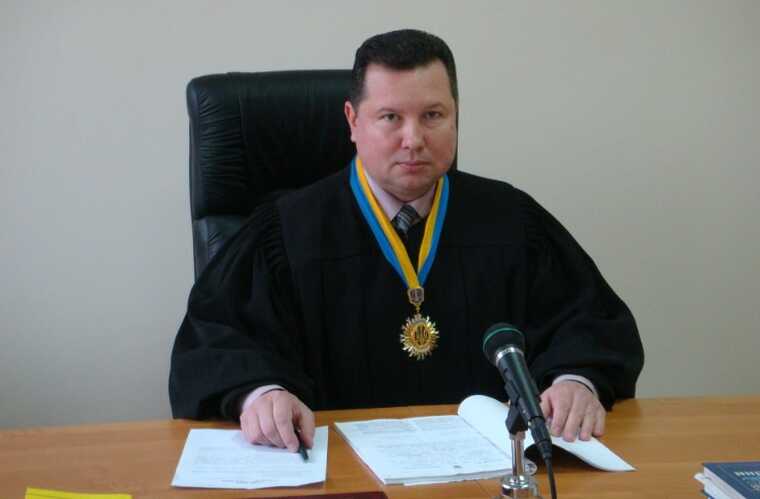 На Одещині суддя знищив хабар та втік від детективів НАБУ