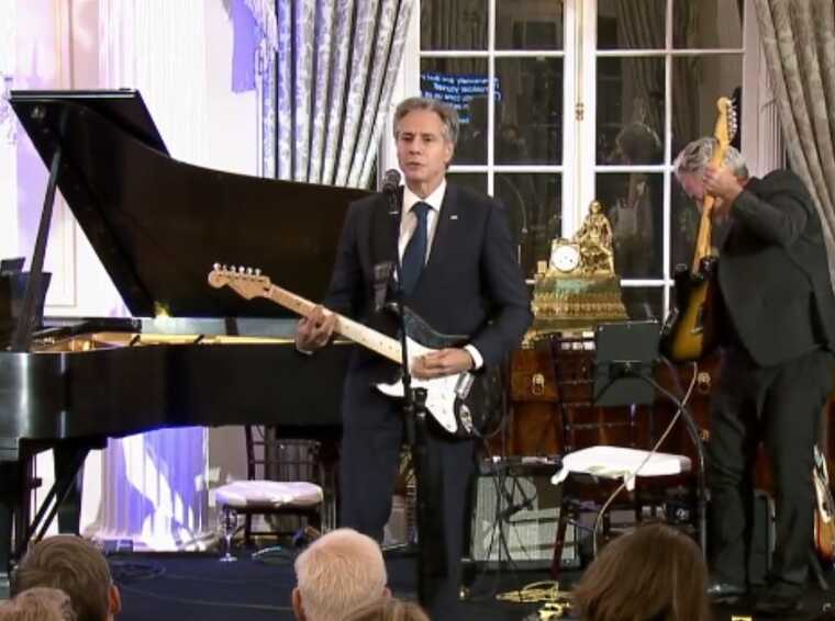 Держсекретар США Блінкен "запалив" на гітарі та заспівав блюз