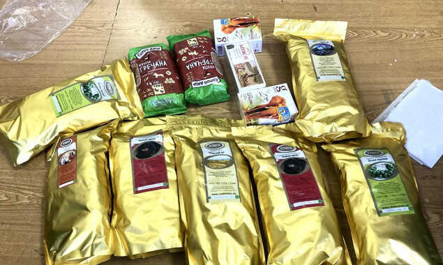 Київські митники вилучили з посилки до Таїланду 2 кг канабісу, задекларованого як чай