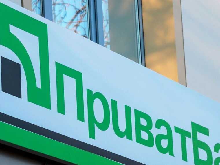 Украинцы массово жалуются на доллары в ПриватБанке