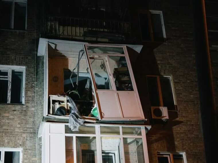 Разрушена часть балкона: в Киеве произошел взрыв газового обогревателя в пятиэтажном доме