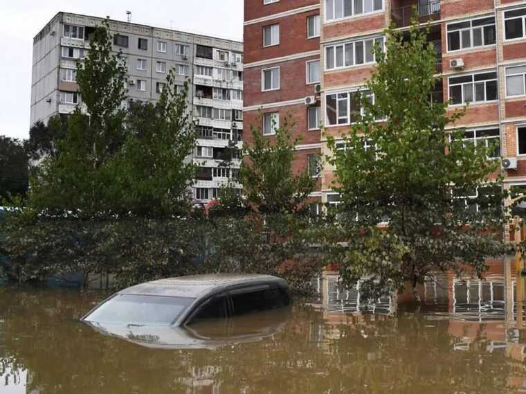 Вулиці перетворилися на річки, тонуть авто: російський Южно-Сахалінськ затопило через потужний тайфун