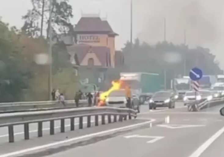 На выезде из Киева во время движения загорелась легковушка