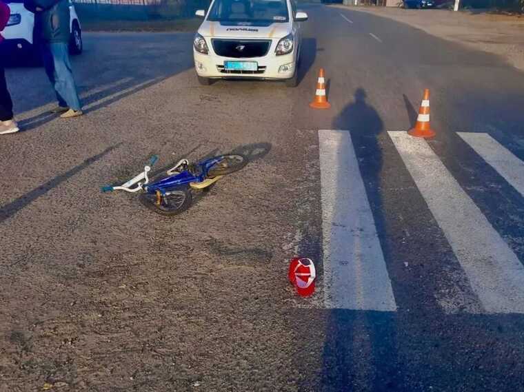 На Київщині мотоцикліст збив 5-річного велосипедиста: дитину госпіталізували