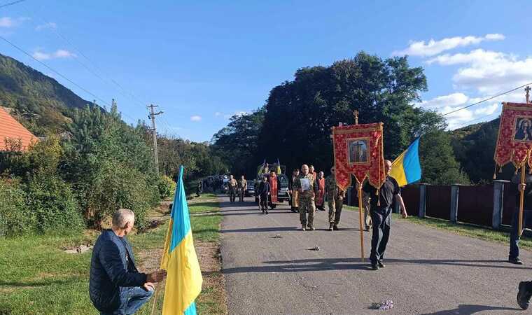 На Закарпатті живим коридором зустріли загиблого Героя Олександра Попелича