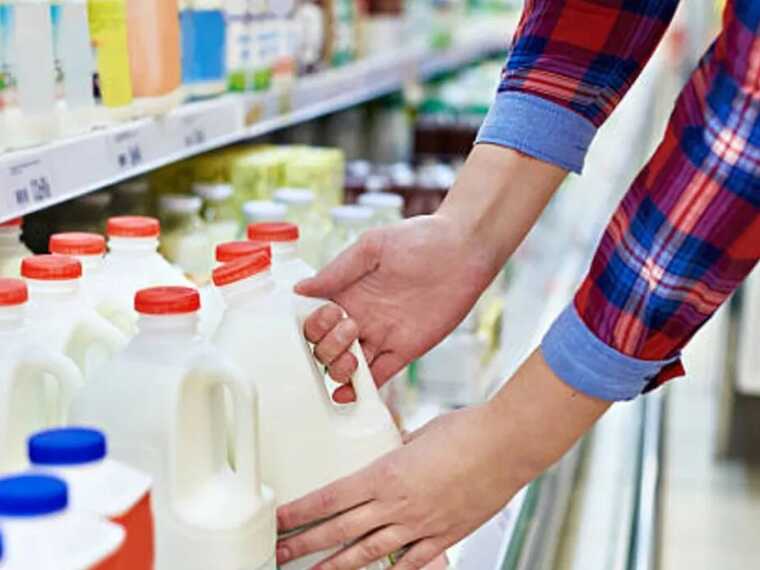 Українцям у магазинах та ринках підсовують фальсифікати молочки