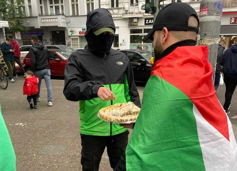 Пропалестинские активисты в Берлине раздавали пахлаву, "празднуя" нападение на Израиль