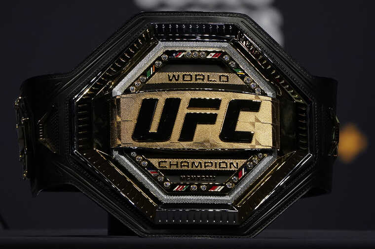 Найбільша організація змішаних єдиноборств UFC дозволила російські прапори на своїх турнірах