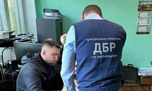 У Хмельницькому за шахрайство затримали адвоката та експравоохоронця