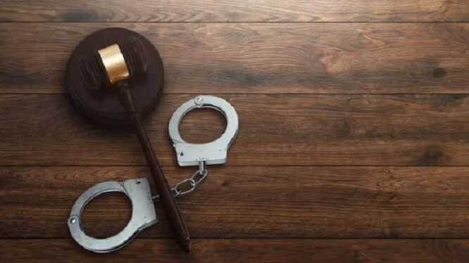 У Чернівцях двох експоліцейських та адвоката засудили за зловживання впливом