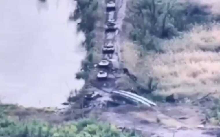 У мережі показали відео, як бронемашина окупантів падає з мосту в річку