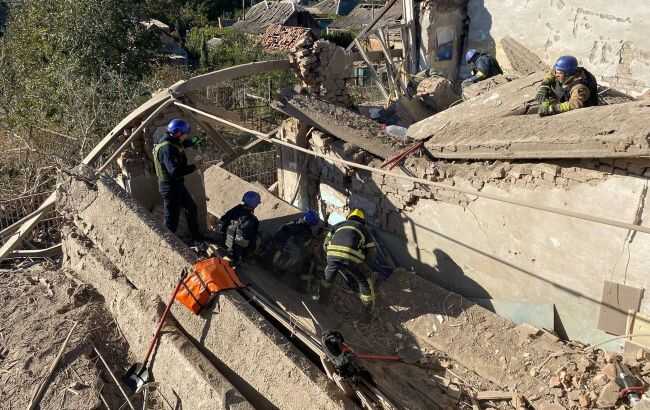 Оккупанты обстреляли гимназию в Никополе: есть погибшие, под завалами ищут людей