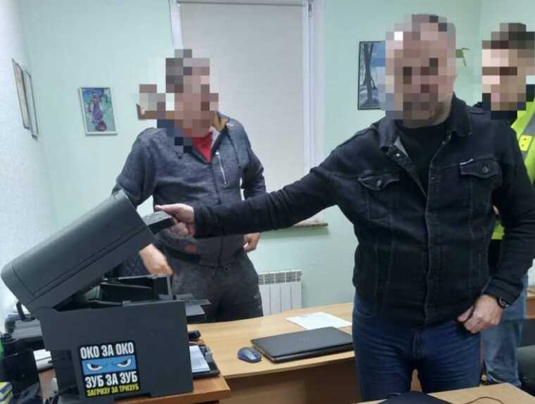 Рівненський адвокат шахрайським чином отримав 10 тисяч доларів