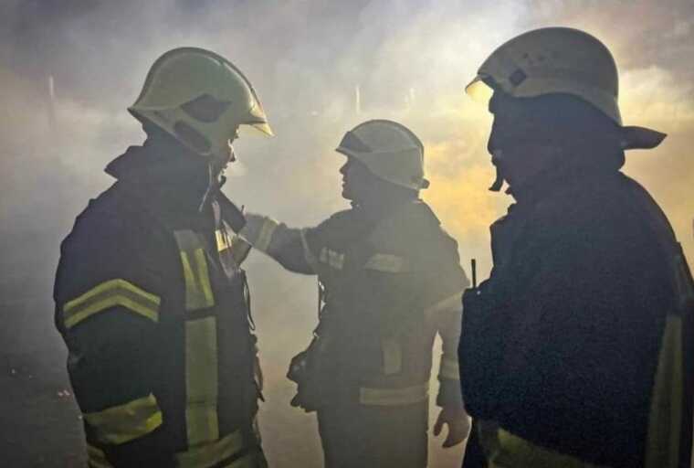 Вночі під Києвом виникла пожежа: горіли склади