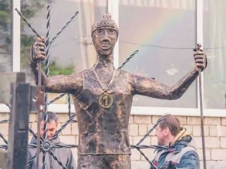 Зрелище не для слабонервных: в российском городе установили "апокалиптический" памятник лыжнику