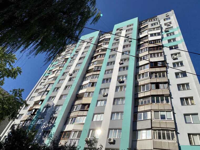 У Києві на Оболоні 12-річна дівчинка випала з 22 поверху