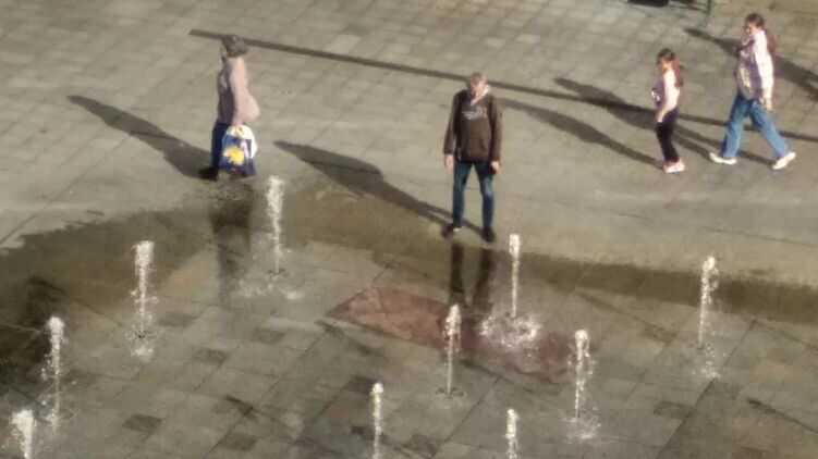У Львові чоловік виправ килим у міському фонтані