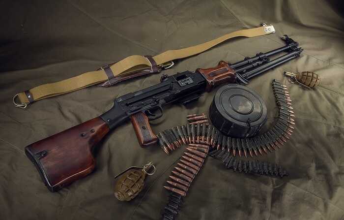 Оккупантов вооружают пулеметами Дегтярева производства 1950-х годов
