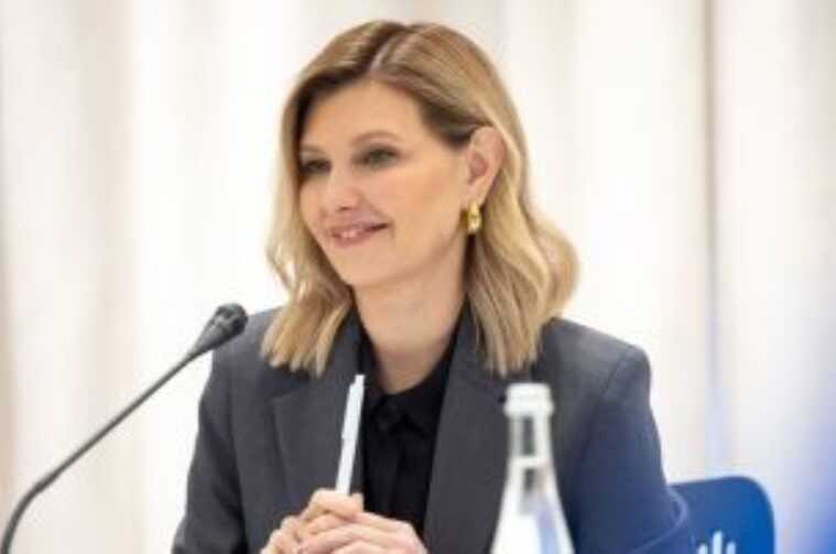 Новий діловий образ Олени Зеленської: У чорній сорочці і з золотими сережками