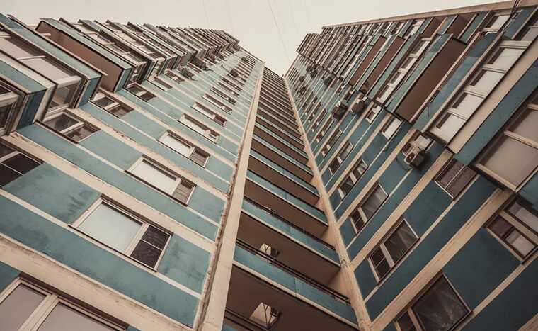 У Деснянському районі Києва з вікна вистрибнув хлопець