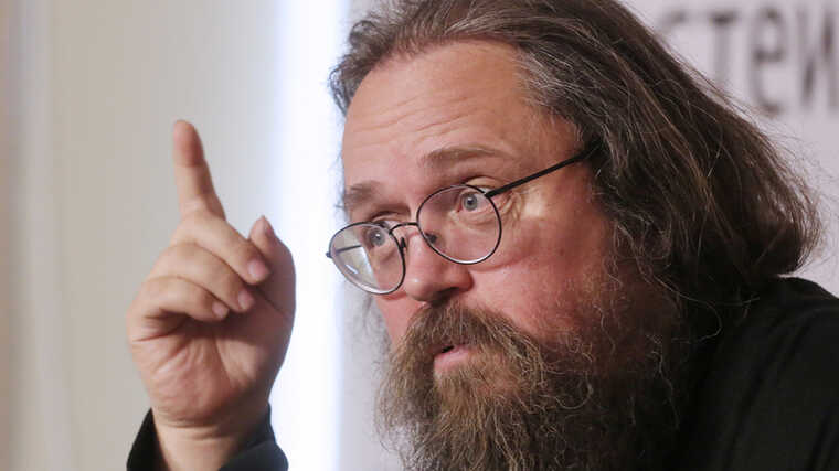 Критик Кирила Гундяєва Андрій Кураєв повідомив, що залишив Росію та поїхав до Праги