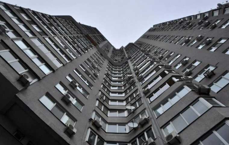 У Кам’янському 27-річний чоловік вистрибнув з 10-го поверху