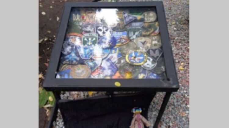 У Києві знову вкрали шеврони однополчан із могили відомого пілота "Джуса"