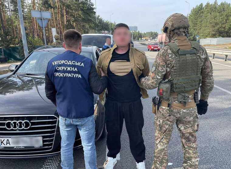 На Закарпатті шахрай обдурив матір загиблого військового на 7,5 млн грн