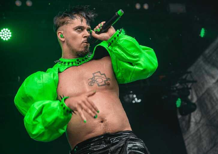 Представитель Финляндии на Евровидении-2023 швырнул флаг Украины под стол и рассмеялся