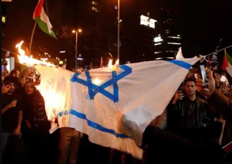 В Стамбуле демонстранты атаковали посольство Израиля, произошли столкновения с полицией