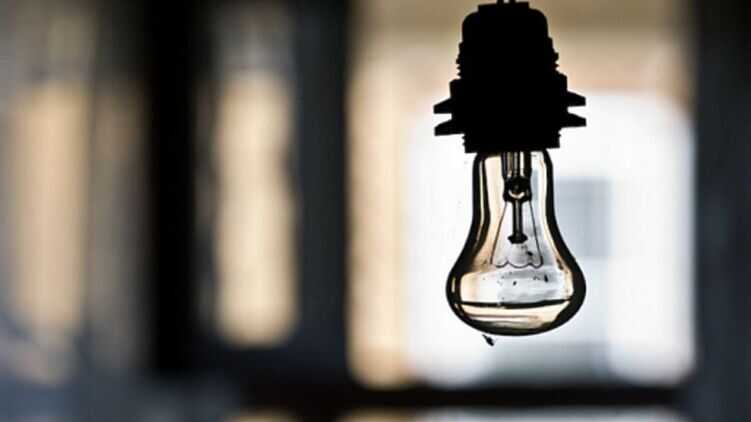 Жителі регіонів у дев’яти областях залишилися без світла через обстріл та погоду