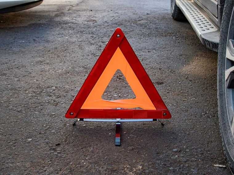 У Києві автобус протаранив вантажівку та легковик: одну з машин відкинуло на пішохода