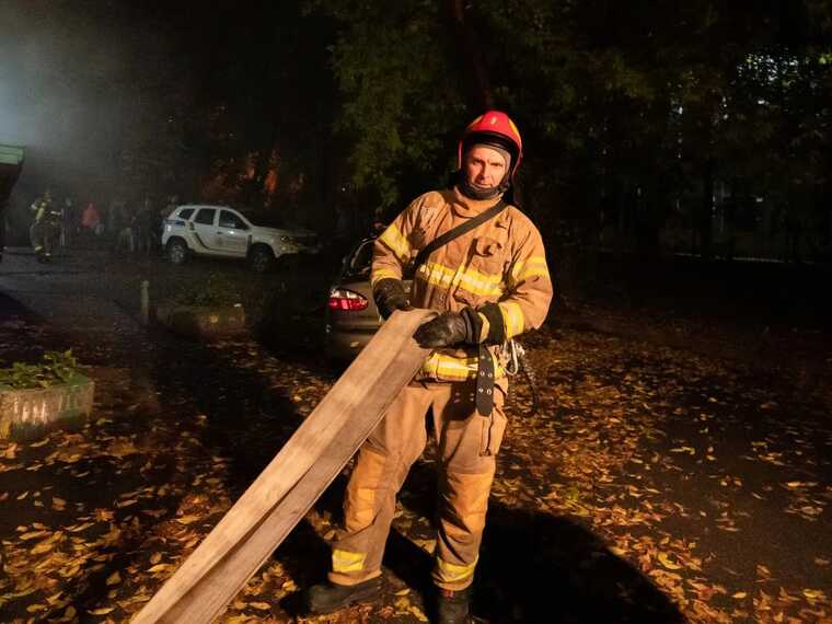 В Киеве бойцы ГСЧС во время тушения пожара в доме спасли мужчину