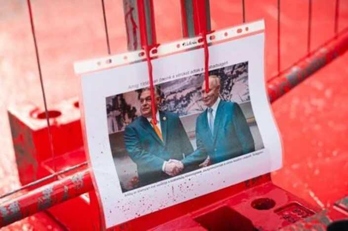 У Будапешті опозиціонери облили фарбою офіс Орбана через його зустріч з Путіним