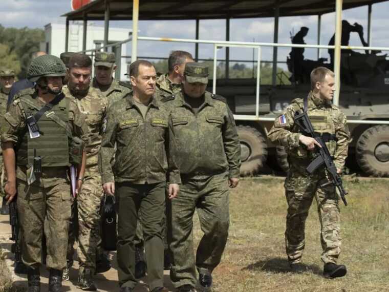 Били, кидали в ями та закривали: ЗМІ розповіли про російські катівні для "мобіків"