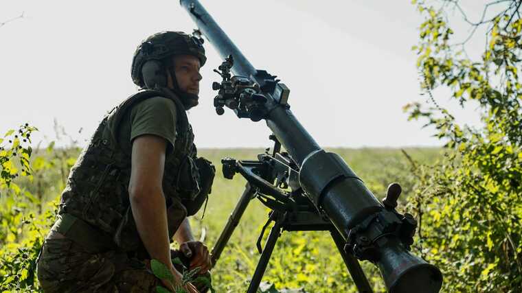 Окупанти розбігаються із палаючого бліндажа, який підпалили українські морпіхи